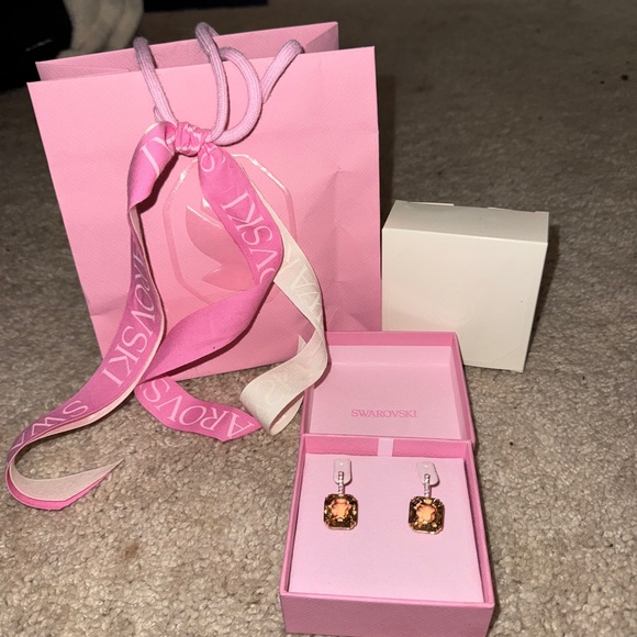 Swarovski Millenia drop earrings
Mixed cuts, Caramel, Gold-tone plated
NWT - Picture 6 of 6